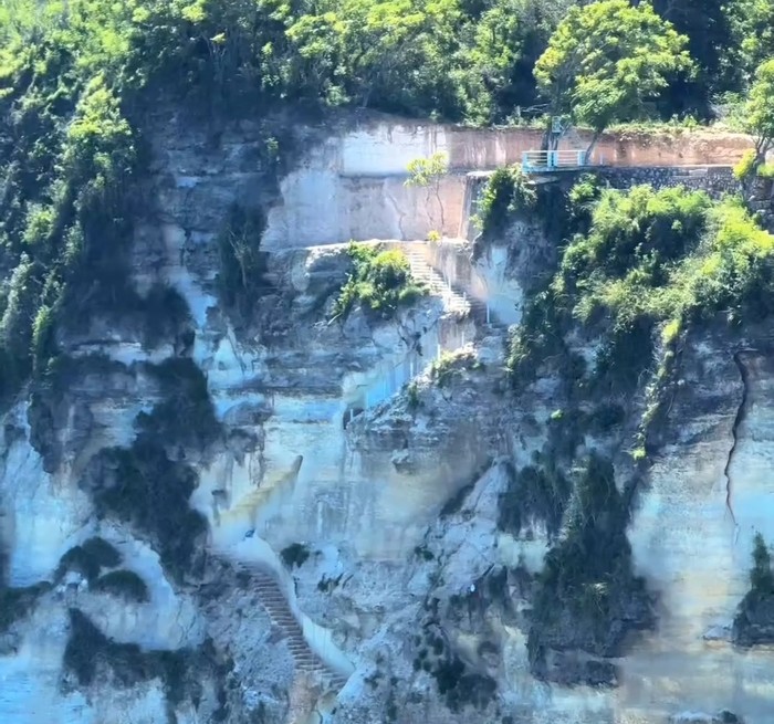 Tangga menuju Pantai Diamond dengan memahat tebing dengan tinggi sekitar 300 meter. (Tangkapan layar video viral)