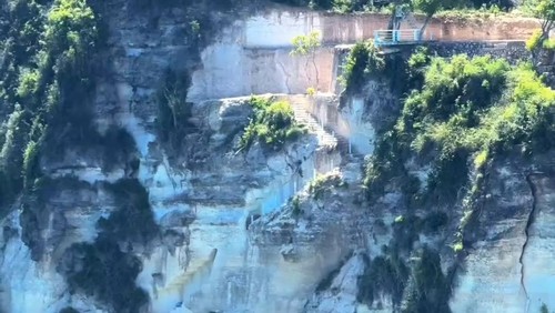 Tangga menuju Pantai Diamond dengan memahat tebing dengan tinggi sekitar 300 meter. (Tangkapan layar video viral)