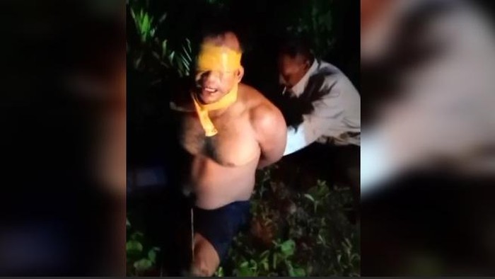 Tangkapan layar saat korban ditemukan di pinggir jalan dalam kondisi tangan dan mata diikat. (Foto: Istimewa)