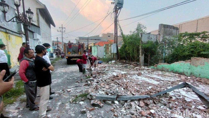 Tembok roboh di Jalan Tambak Adi Surabaya dampak gempa Tuban