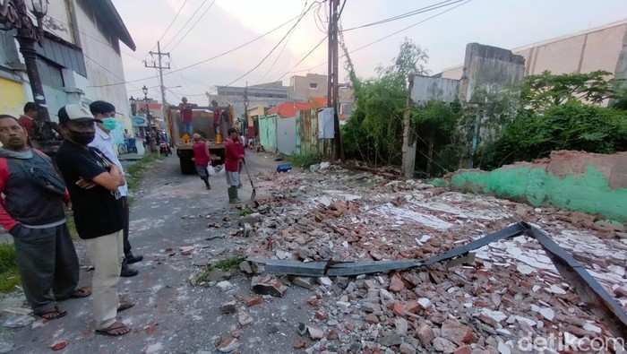 Tembok roboh di Jalan Tambak Adi Surabaya dampak gempa Tuban