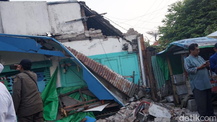 Tembok rumah roboh di Surabaya dampak gempa tuban