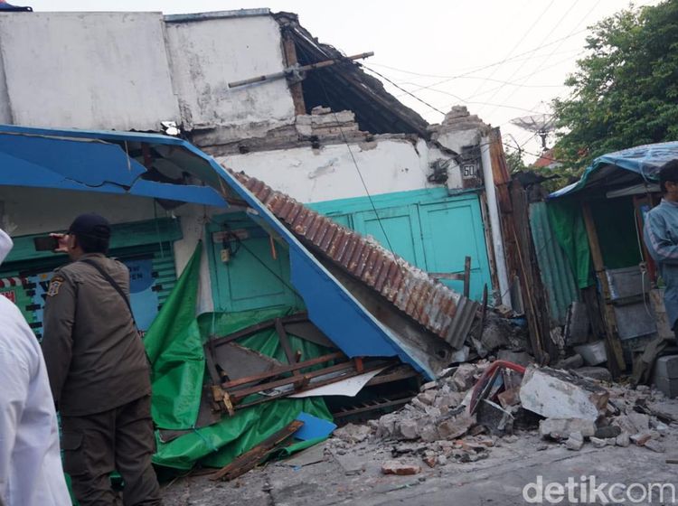 Sejumlah Bangunan di Surabaya Roboh Dampak Gempa Tuban M 6,5