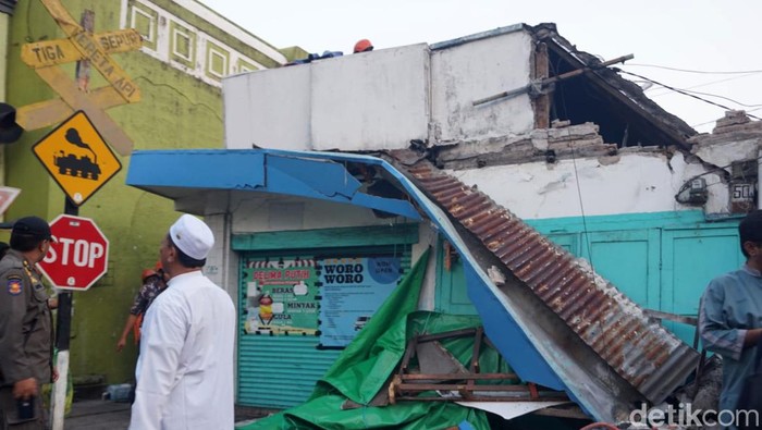 Tembok rumah roboh di Surabaya dampak gempa tuban Tembok rumah roboh di Surabaya dampak gempa tuban