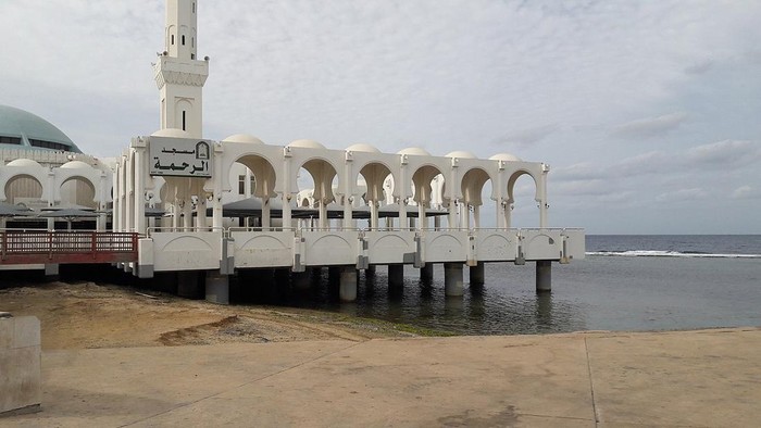 Terapung di Tepi Laut Merah, Begini Megahnya Masjid Ar-Rahmah Jeddah