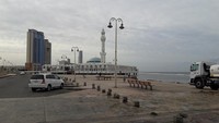 Semula, masjid ini bernama Masjid Fatimah hingga akhirnya dari mulut ke mulut para peziarah menyebut masjid ini sebagai Masjid Fatimah Az-Zahra. Guna menghindari adanya kesalahpahaman para jemaah dan khawatir jika dikaitkan dengan Fatimah Az-Zahra putri baginda Nabi Muhammad SAW maka Pemerintah Arab Saudi kemudian mengubah nama masjid ini menjadi Masjid Ar-Rahmah.