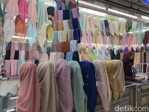 Toko Denish Collection Blok B LT. SLG LOS D no.59 yang menjual hijab bahan paris Jepang premium dan hijab jersey