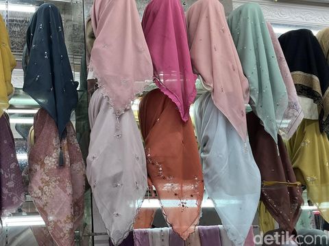 Toko Denish Collection Blok B LT. SLG LOS D no.59 yang menjual hijab bahan paris Jepang premium dan hijab jersey