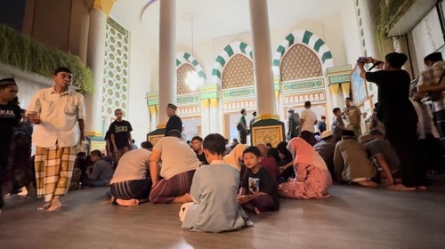 Tradisi megibung di Masjid Al-Muhajirin, Desa Kepaon, Denpasar, Bali, Kamis (21/3/2024).