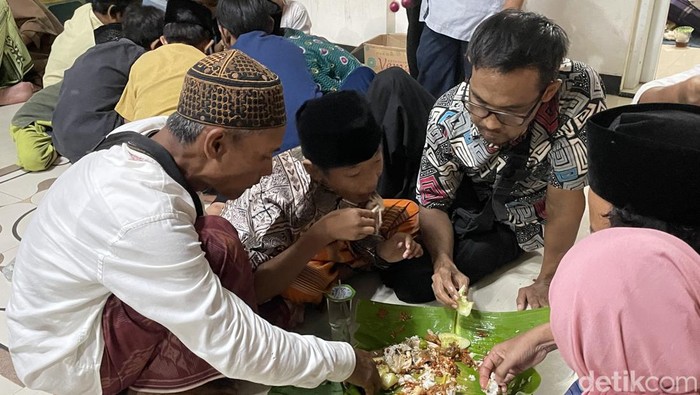 Tradisi megibung di Kampung Islam di Kepaon, Denpasar, Bali.