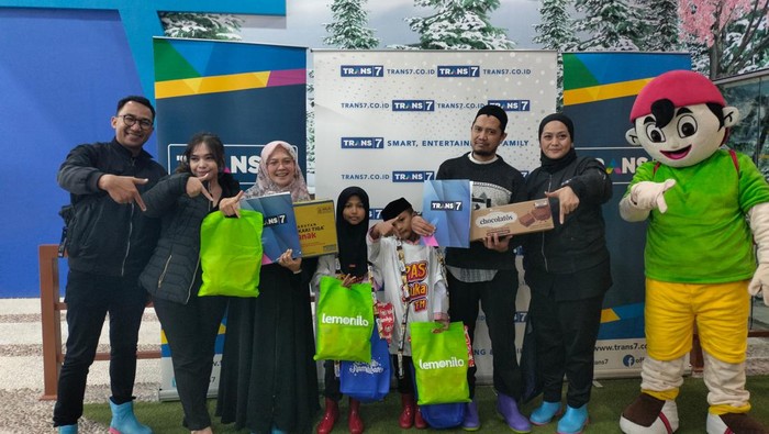 TRANS7 Ajak Anak Yatim Ngabuburit Main Salju di Trans Snow World (Astrid/detikcom)