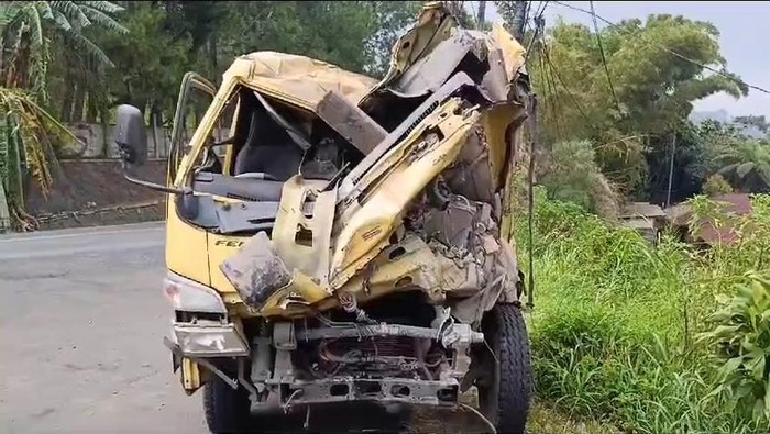 Truk bermuatan kelapa terguling terguling di Jalan Raya Puncak, Cianjur.