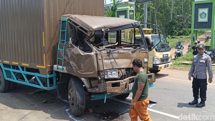 Truk boks yang menabrak odong-odong di Pantura Batang, Jumat (22/3/2024).