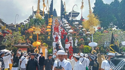 Umat Hindu mengikuti upacara melasti serangkaian karya IBTK di Pura Agung Besakih Jumat (22/3/2024). (I Wayan Selamat Juniasa/detikBali)