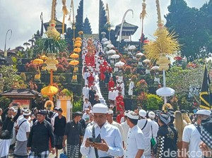 Pemedek Dilarang Bawa Plastik ke Pura Besakih, Sisa Canang Harus Dibawa Pulang