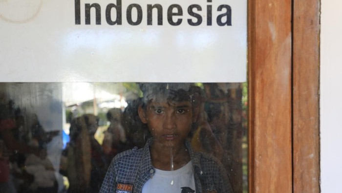 Sejumlah Imigran etnis Rohingya berada di tempat penampungan sementara di gedung Palang Merah Indonesia (PMI) Desa Suak Nie, Johan Pahlawan, Aceh Barat, Aceh, Jumat (22/3/2024). Pemerintah Kabupaten Aceh Barat menempatkan sementara 75 orang pengungsi Rohingya di gedung Palang Merah Indonesia (PMI) setelah sebelumnya mendapatkan penolakan dari masyarakat Desa Beureugang, Kecamatan Kaway XVI pada Kamis (21/03/2024) saat penempatan di bangunan Rumah Sakit Jiwa (RSJ). ANTARA FOTO/Syifa Yulinnas/tom.