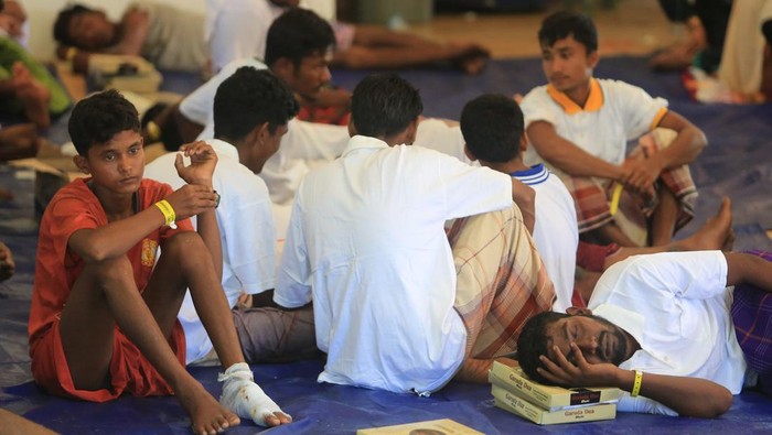 Sejumlah Imigran etnis Rohingya berada di tempat penampungan sementara di gedung Palang Merah Indonesia (PMI) Desa Suak Nie, Johan Pahlawan, Aceh Barat, Aceh, Jumat (22/3/2024). Pemerintah Kabupaten Aceh Barat menempatkan sementara 75 orang pengungsi Rohingya di gedung Palang Merah Indonesia (PMI) setelah sebelumnya mendapatkan penolakan dari masyarakat Desa Beureugang, Kecamatan Kaway XVI pada Kamis (21/03/2024) saat penempatan di bangunan Rumah Sakit Jiwa (RSJ). ANTARA FOTO/Syifa Yulinnas/tom.