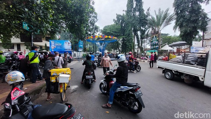 Wahana Pasar Malam yang Tutup Jalan Umum di Kawasan Alun-alun Cimahi