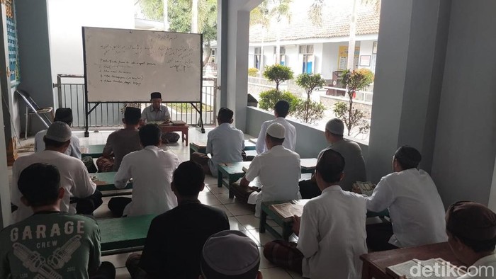 Warga binaan mengaji di (Lapas) Kelas I Cirebon