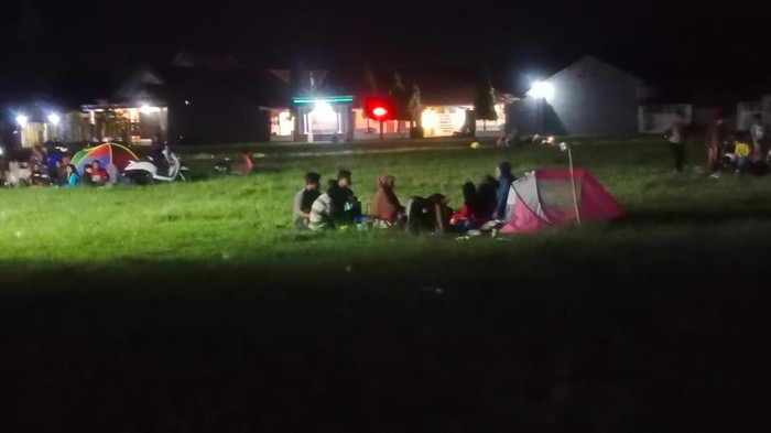 Warga di Pulau Bawean mengungsi di lapangan