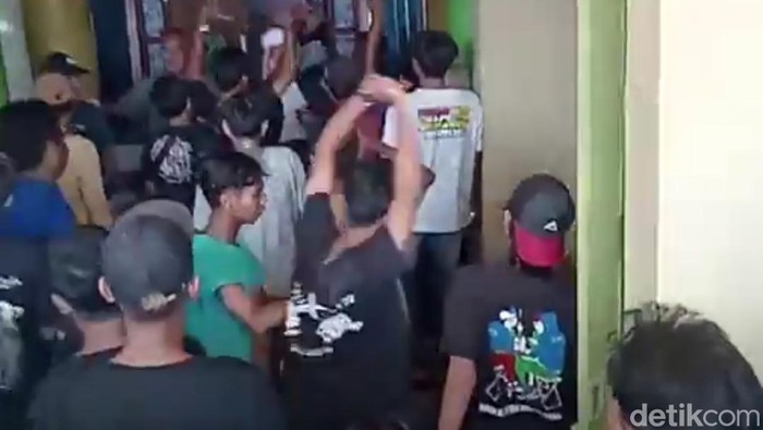 Warga menggeruduk rumah milik keluarga pelaku pembunuhan di Kecamatan Susukan, Kabupaten Cirebon