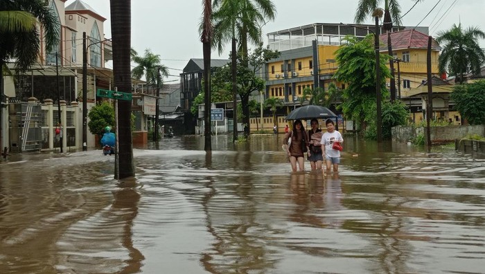 Warga naik perahu karet gara-gara banjir di Jakbar (Taufiq/detikcom)
