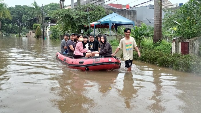 Warga naik perahu karet gara-gara banjir di Jakbar (Taufiq/detikcom)