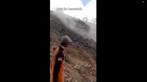 Warga nekat menonton lava Gunung Ile Lewotolok dari jarak dekat. (Tangkapan layar video viral)