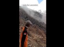 Viral Aksi Nekat Nonton Aliran Lava Gunung Ile Lewotolok dari Jarak Dekat