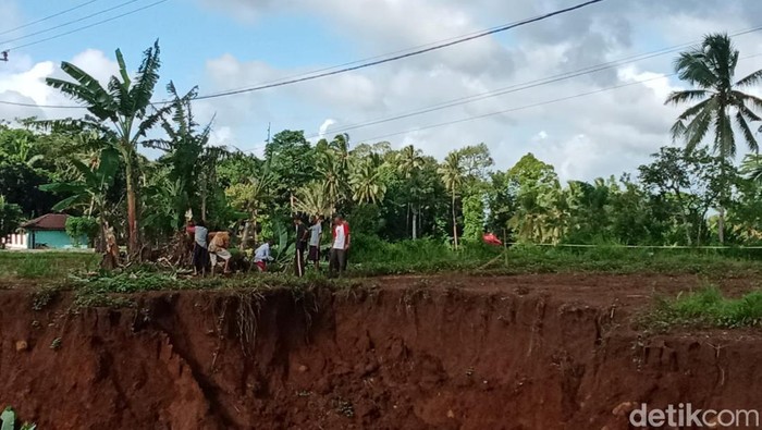 Warga Pandeglang gotong royong bangun jalan (Aris Rivaldo/detikcom)