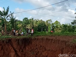 Jalan Longsor Tak Kunjung Diperbaiki, Warga Banten Bangun Akses Alternatif