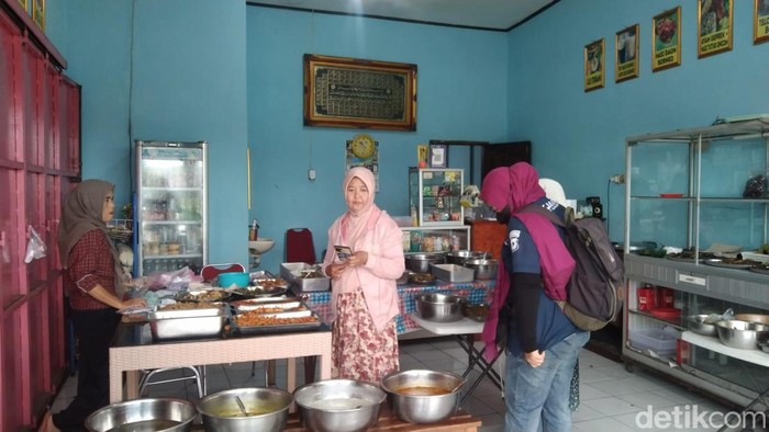 Warung makan milik Hesti di Majalengka yang laris diburu warga
