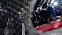 Sejunmlah pasien dengan sakit berat di lakukan perawatan di tenda darurat.