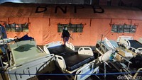 Seorang perawat di RS Unair sedang melintas depan tenda darurat.