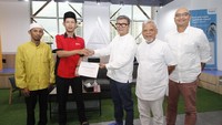 Ketua Umum Asosiasi Fintech Pendanaan Bersama Indonesia (AFPI) Entjik S Djafar (tengah) berbagi kasih kepada Perwakilan Pengurus Yayasan Mizan Amanah (kedua kiri) didampingi Chairul Aslam, Ketua Klaster Syariah AFPI (kedua kanan) dan Harza Sandityo CEO ALAMI (kanan) di kantor Alami Syariah, Jakarta. 