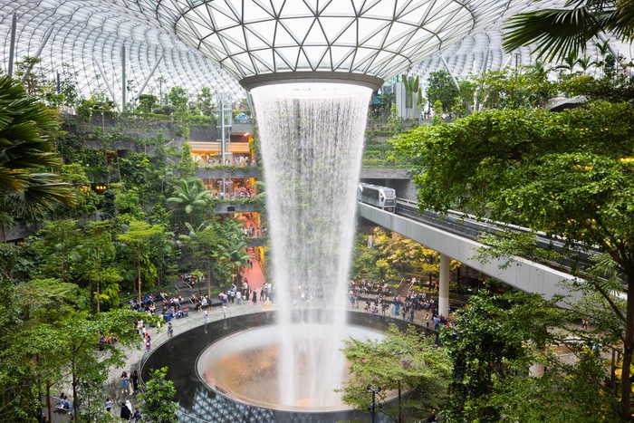 Air terjun di Bandara Changi Singapura