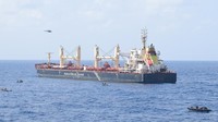 Dalam sebuah postingan yang menyertai foto-foto tersebut, angkatan laut mengatakan bahwa seluruh 35 perompak yang berada di kapal tersebut, kapal kargo curah berbendera Malta, Ruen, telah menyerah.