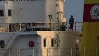 Foto-foto yang diposting di platform media sosial X oleh juru bicara tersebut menunjukkan para perompak Somalia ditahan di dek kapal, sementara para awak kapal dievakuasi dengan kapal angkatan laut yang lebih kecil.
