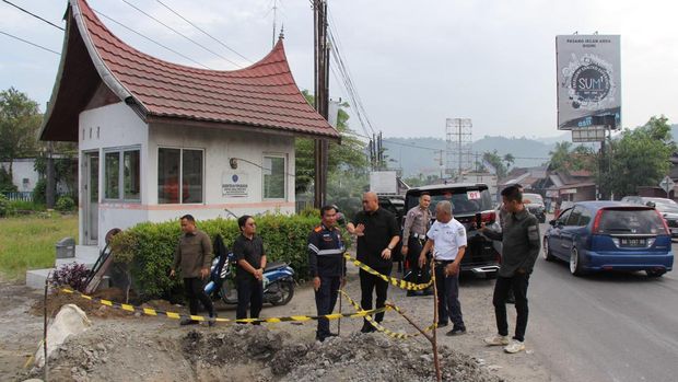 Anggota DPR RI asal Sumbar, Andre Rosiade, meninjau perbaikan perlintasan KA di Kasang dan Pasar Usang. Usai diperbaiki, diharapkan kemacetan berkurang. (dok Ist)
