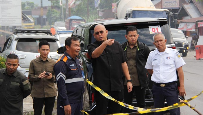 Anggota DPR RI asal Sumbar, Andre Rosiade, meninjau perbaikan perlintasan KA di Kasang dan Pasar Usang. Usai diperbaiki, diharapkan kemacetan berkurang. (dok Ist)