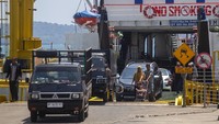 Sejumlah kendaraan antre turun dari kapal penyeberangan di Pelabuhan ASDP Telaga Punggur, Batam, Kepulauan Riau, Sabtu (23/3/2024).