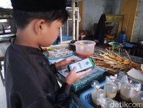 Santri Ponpes Assalafie Babakan Ciwaringin Absen-Jajan Via Aplikasi