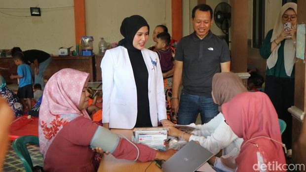 Warga bertahan mengungsi karena banjir di Balai Desa Payaman Kecamatan Mejobo, Kudus, Sabtu (23/3/2024).