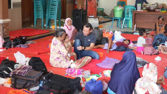 Warga bertahan mengungsi karena banjir di Balai Desa Payaman Kecamatan Mejobo, Kudus, Sabtu (23/3/2024).