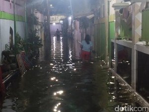 Kawasan Tegal Alur Jakbar Masih Banjir hingga Malam Ini