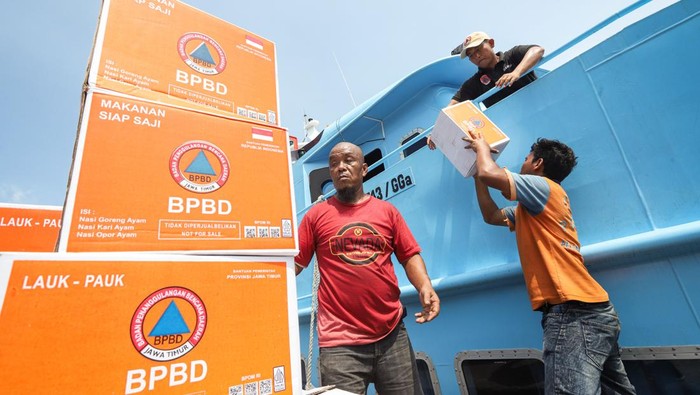 Bantuan untuk Korban Gempa di Pulau Bawean Mulai Dikirim, Ini Penampakannya Petugas BPBD bersama pekerja pelabuhan mengangkut paket bantuan ke kapal Express Bahari di Pelabuhan Gresik, Jawa Timur, Sabtu (23/3/2024). BPBD Jatim menyalurkan ratusan paket bantuan berupa makanan, terpal, selimut, dan sejumlah perlengkapan lainnya untuk korban terdampak bencana gempa bumi di Pulau Bawean. ANTARA FOTO/Rizal Hanafi/nz
