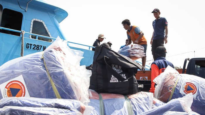 Bantuan untuk Korban Gempa di Pulau Bawean Mulai Dikirim, Ini Penampakannya Petugas BPBD bersama pekerja pelabuhan mengangkut paket bantuan ke kapal Express Bahari di Pelabuhan Gresik, Jawa Timur, Sabtu (23/3/2024). BPBD Jatim menyalurkan ratusan paket bantuan berupa makanan, terpal, selimut, dan sejumlah perlengkapan lainnya untuk korban terdampak bencana gempa bumi di Pulau Bawean. ANTARA FOTO/Rizal Hanafi/nz
