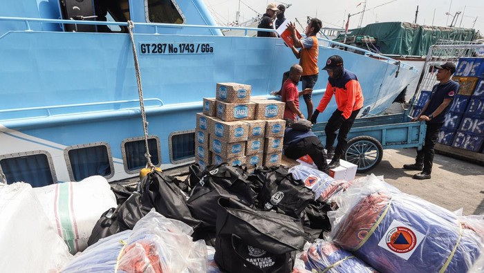 Petugas BPBD bersama pekerja pelabuhan mengangkut paket bantuan ke kapal Express Bahari di Pelabuhan Gresik, Jawa Timur, Sabtu (23/3/2024). BPBD Jatim menyalurkan ratusan paket bantuan berupa makanan, terpal, selimut, dan sejumlah perlengkapan lainnya untuk korban terdampak bencana gempa bumi di Pulau Bawean. ANTARA FOTO/Rizal Hanafi/nz