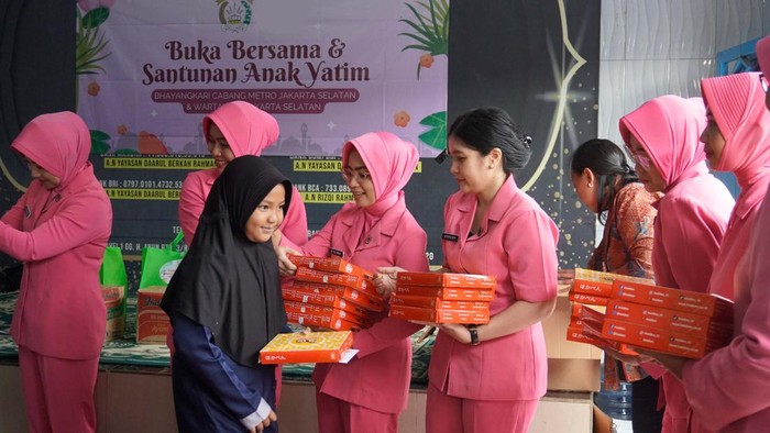 Bhayangkari Polres Metro Jaksel memberiksan santunan dan bantuan sembako ke panti asuhan di Jaksel.