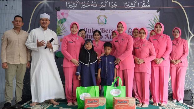 Bhayangkari Polres Metro Jaksel memberiksan santunan dan bantuan sembako ke panti asuhan di Jaksel.